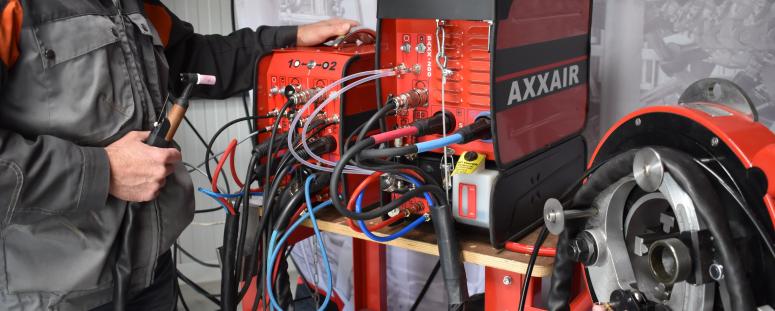 AXXAIR Switchbox : Steuern Sie zwei Schweißzangen mit einer orbitalen Stromquelle