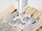 Laserschneiden: Entladen und Sortieren der Teile für die Ablage auf einer Palette