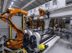Insgesamt 18 Motoman-Roboter arbeiten in einer vollautomatischen Schweißanlage für Gerüstteile bei PERI „Hand in Hand“.