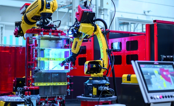 Roboterschweißzelle schweißt Wechselrichtergehäuse aus Aluminium